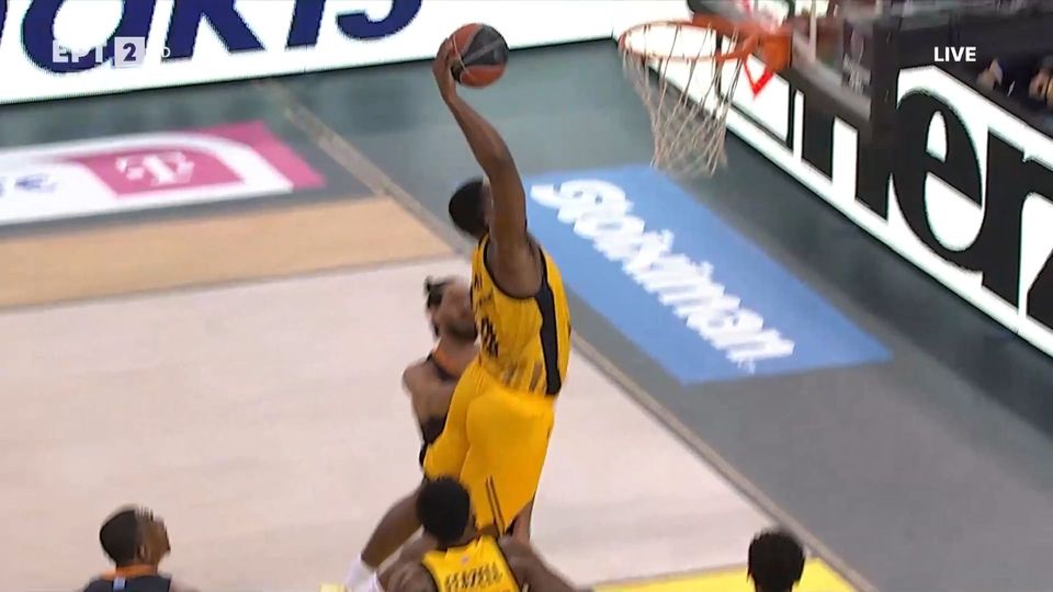 Τρομερός Γκρέι: Πέρασε όποιον βρήκε μπροστά του και κάρφωσε (VID)