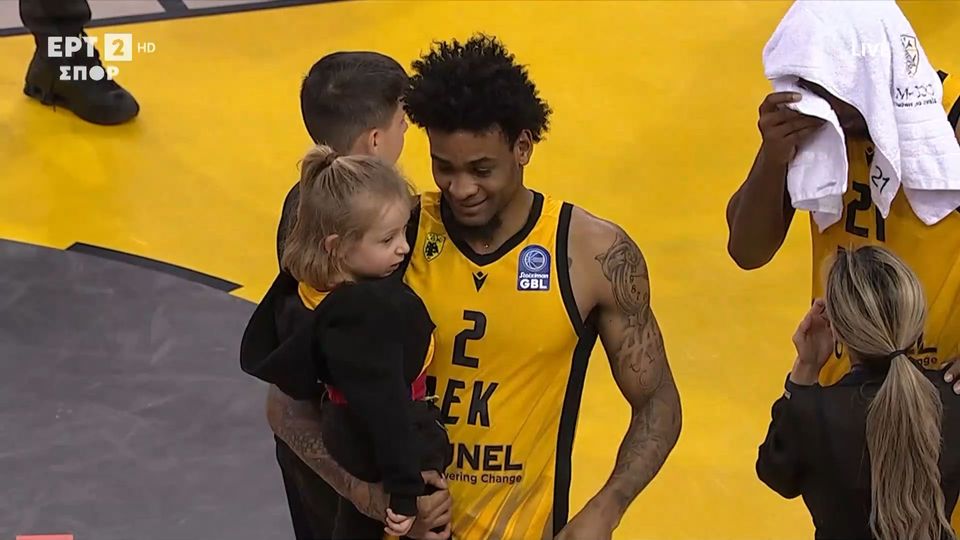 Πανέμορφη στιγμή στη Sunel Arena – Στην αγκαλιά του Μπράουν κοριτσάκι με ειδικές ανάγκες (VIDEO)