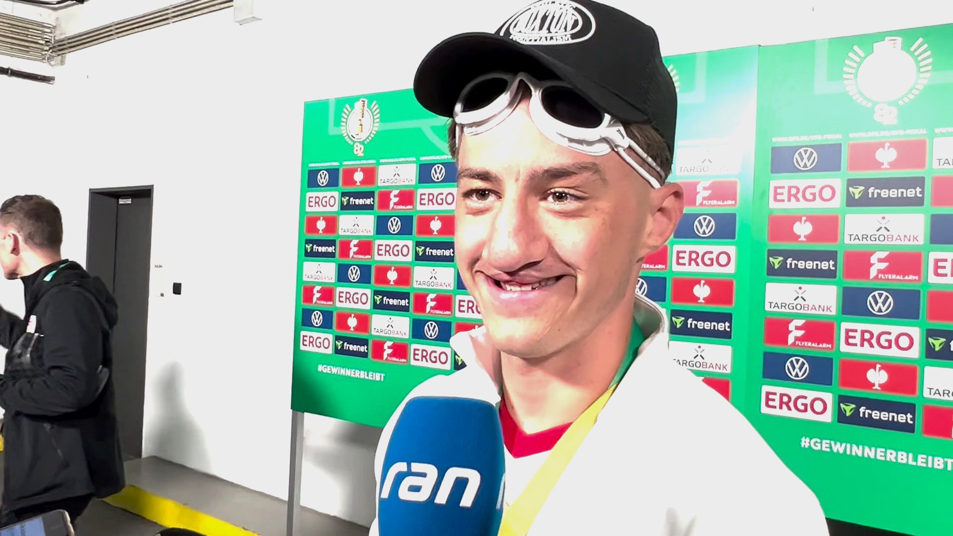 Stiller feiert VfB-Pokalsieg – mit Schwimmbrille und Jägermeister!