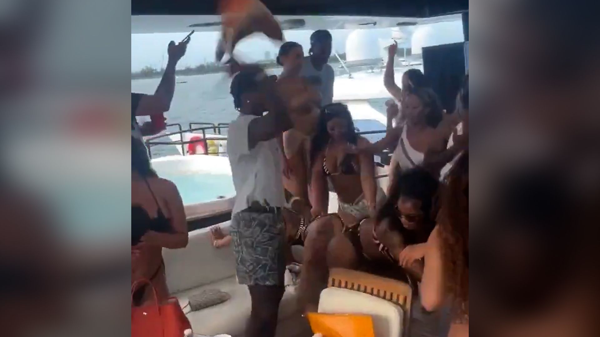 NFL: Stefon Diggs feiert wilde Yacht-Party – „call me daddy“
