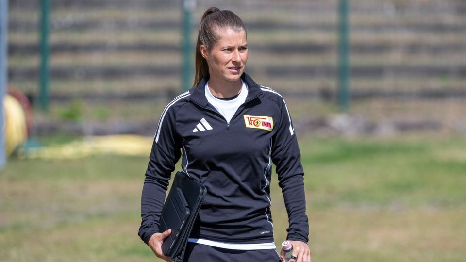 Erste Bundesliga-Trainerin spaltet Fans: „Meine Fußball-Welt ist erschüttert“