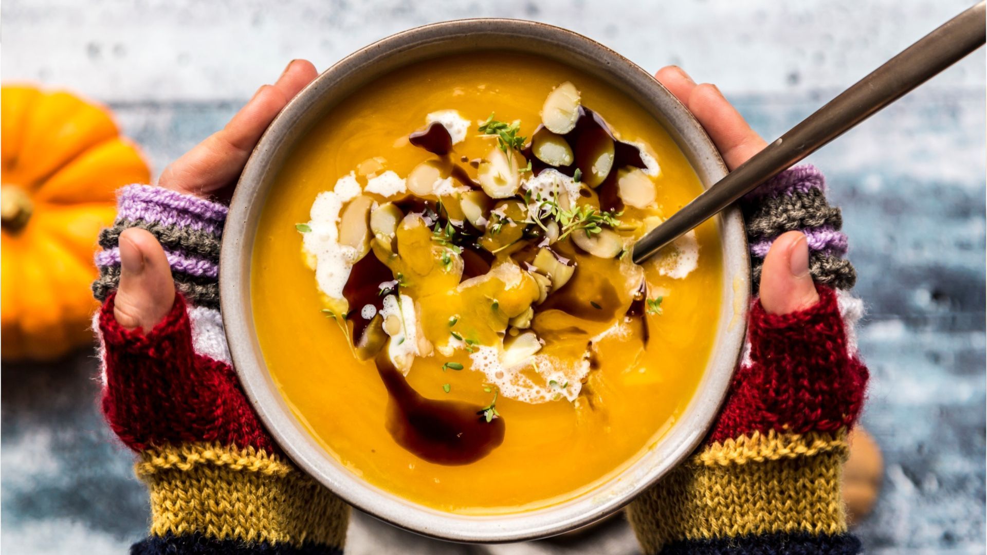 Günstig, schnell und lecker: Diese Kürbis-Kokos-Suppe bringt Sie durch die kalten Tage