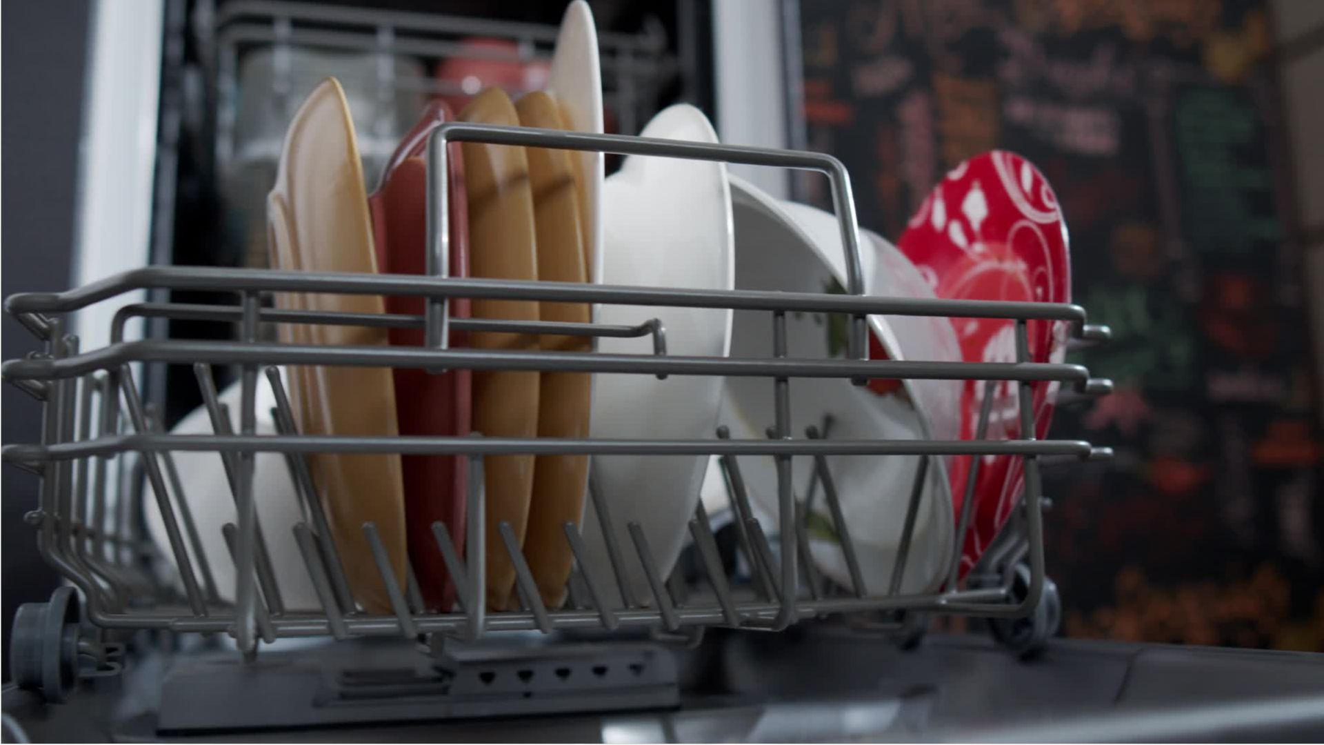 Spülmaschine stinkt: 4 Tipps für sauberes Geschirr