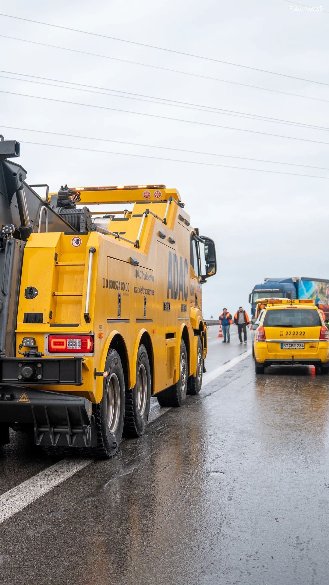 Video: LKW kracht in Leitplanke