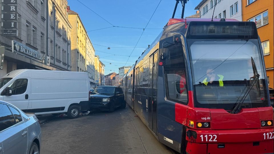 Video: Unfall in der Südstadt in Nürnberg: Auto kollidiert mit Straßenbahn