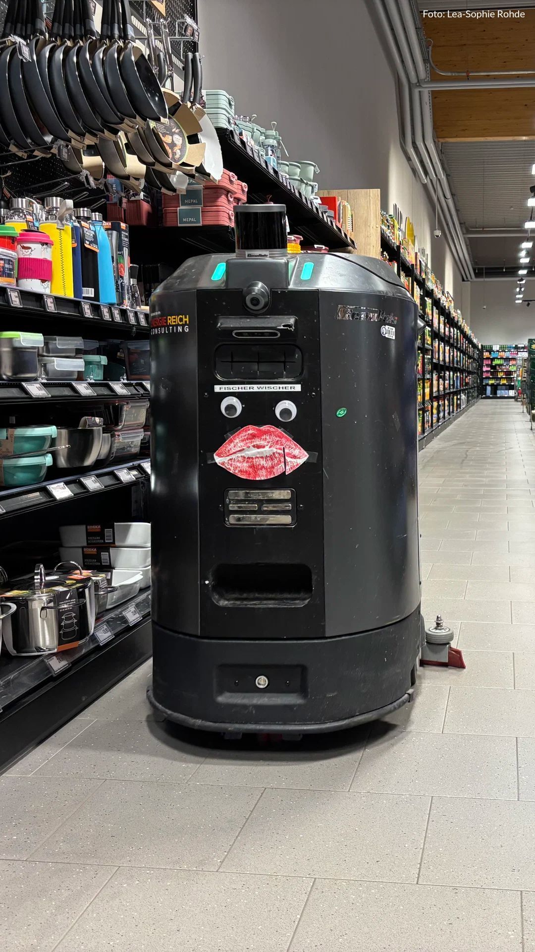 Video: Der Fischer-Wischer wirbelt durch einen Neumarkter Supermarkt