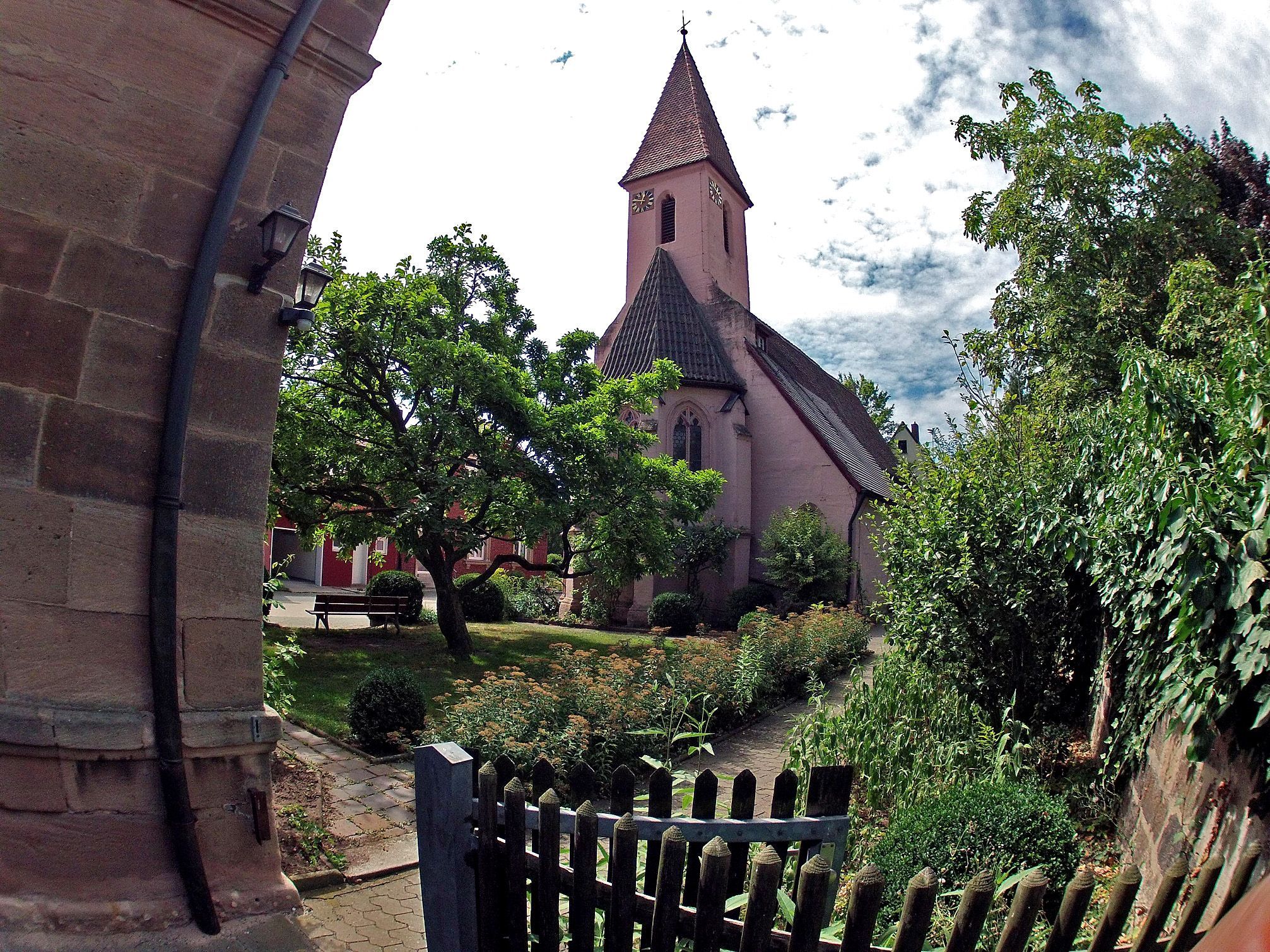 Video: 800 Jahre alt: Oberasbacher Kirche St. Lorenz braucht Hilfe