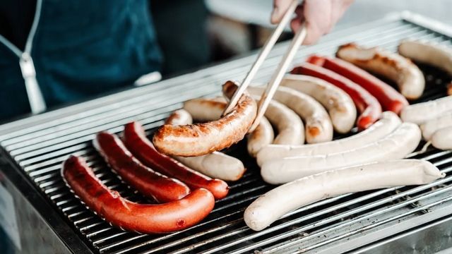 Wurst zu teuer – Volksfest-Besucher ruft aus Schock die Polizei