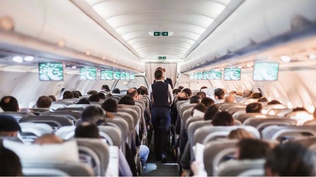 Video: Eine große Fluggesellschaft verlangt nun einen Aufpreis für Sitze, die sich zurücklehnen lassen