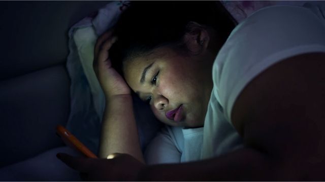 Jede Stunde messbar: Spätes Schlafengehen erhöht den Körperfettanteil