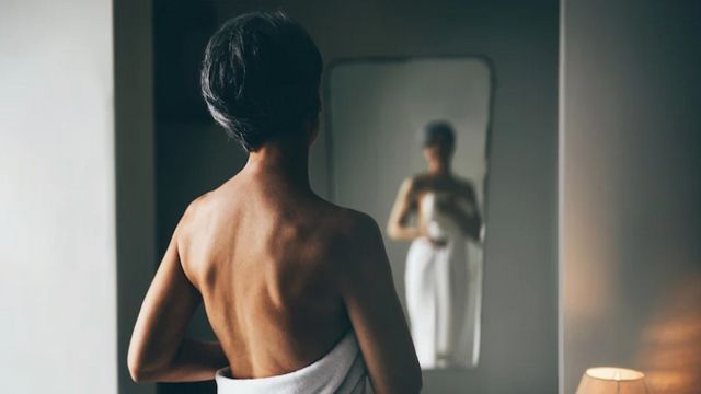 Als ihr Sohn auszieht, fällt Karen in tiefes Loch – und entwickelt Menorexie