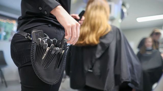 Der Kampf zwischen Friseuren und Barbern: "Die würfeln ihre Preise, glaube ich"