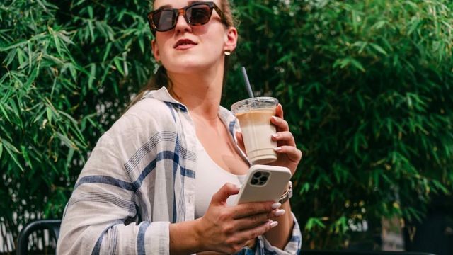 „Kaufe sie sogar, wenn ich im roten Bereich bin“: Kleine Freuden, die Gen Z teuer zu stehen kommen