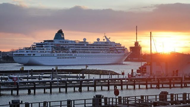Video: Touristen verpassen Abfahrt und müssen dem Kreuzfahrtschiff mit dem Flugzeug hinterherfliegen