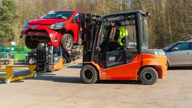 Video: Warum Toyota alte Autos zerstört – und davon profitiert