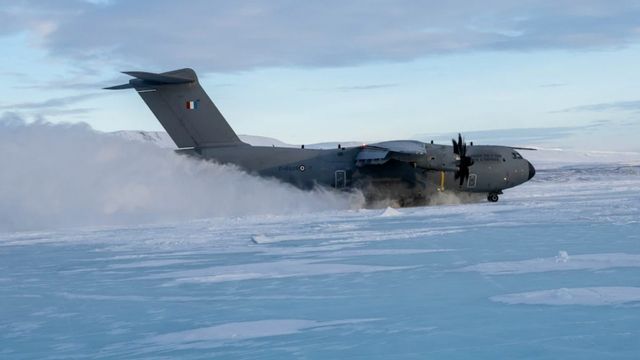 Video: Bei minus 25 Grad: Frankreichs 100-Tonnen-Koloss gelingt Extrem-Landung auf arktischem Eis