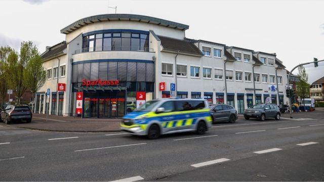 Video: Verdächtiger nach SEK-Einsatz in Sparkasse frei