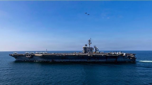 Video: Drei US-Flugzeugträger helfen beim Entern iranischer Schiffe