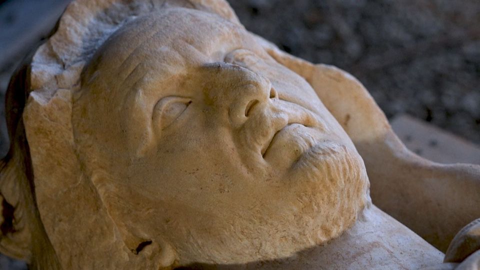 Durante i lavori per le fognature: scoperta a Roma una statua di Ercole di 2.000 anni fa