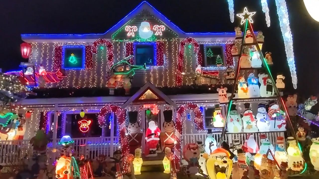 Dekoration bei Feuer zerstört: Nachbarn retten Weihnachtsshow
