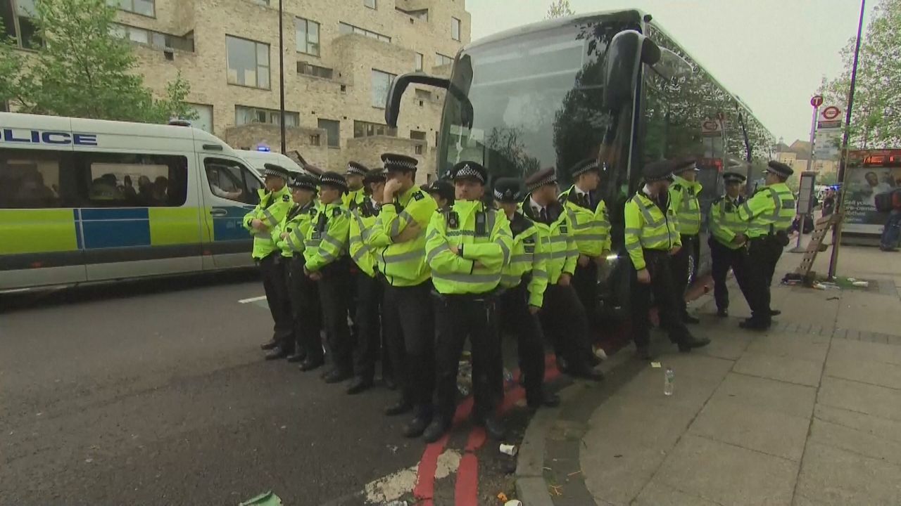 Unterbringung von Asylsuchenden: Demonstranten in London blockieren Bus