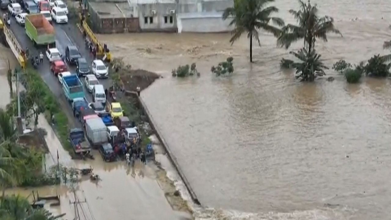 Drei Meter hohe Fluten: 14 Menschen sterben bei Überschwemmungen in Indonesien