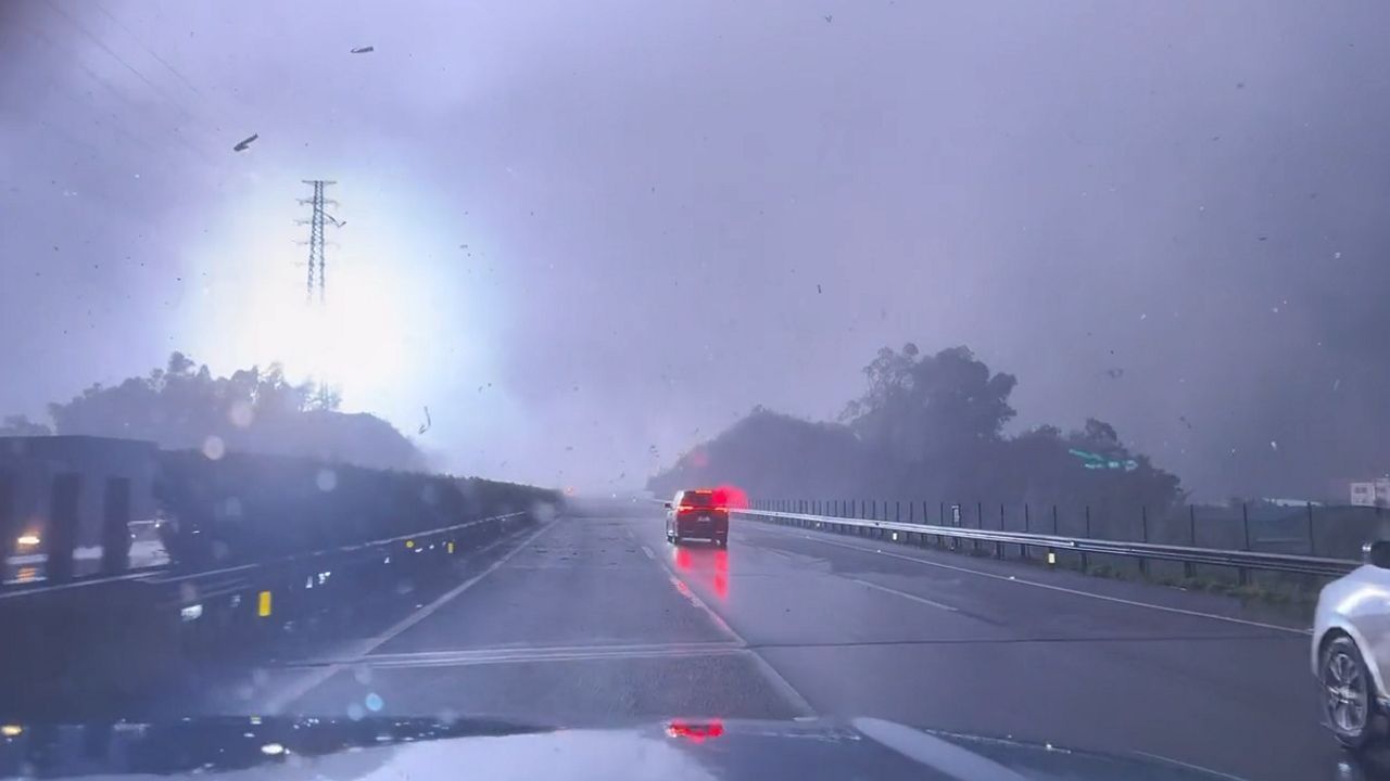 Funken sprühen: Tornado trifft Hochspannungsleitung