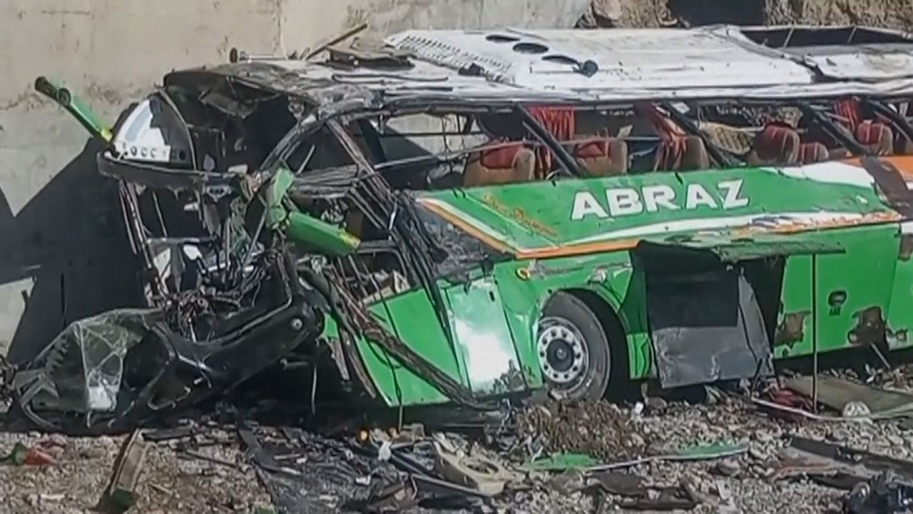 In metertiefe Schlucht gestürzt: Busunglück in Pakistan fordert 28 Tote