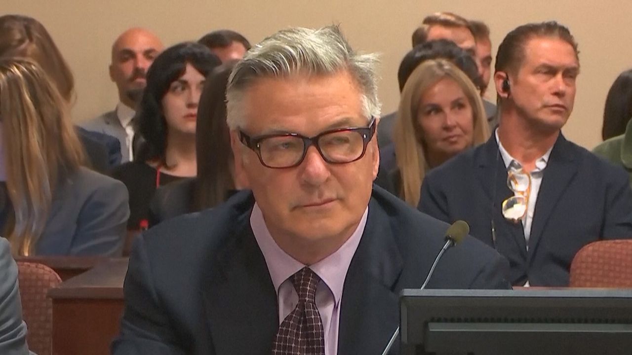 Schuss am „Rust“-Set: Alec Baldwin wegen fahrlässiger Tötung vor Gericht