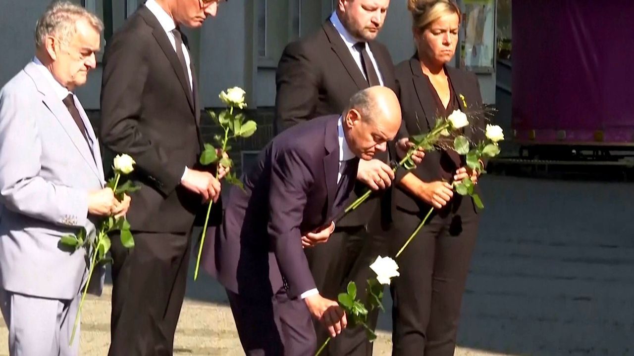 Scholz am Tatort in Solingen: Bundeskanzler nach Messerattacke „wütend und zornig“