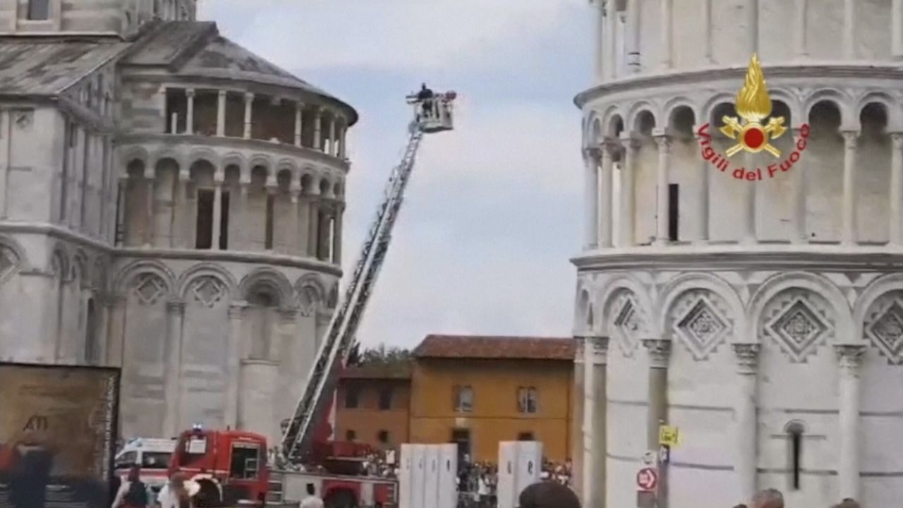 Notfall am Schiefen Turm von Pisa: Feuerwehr rettet 45-jährigen Touristen