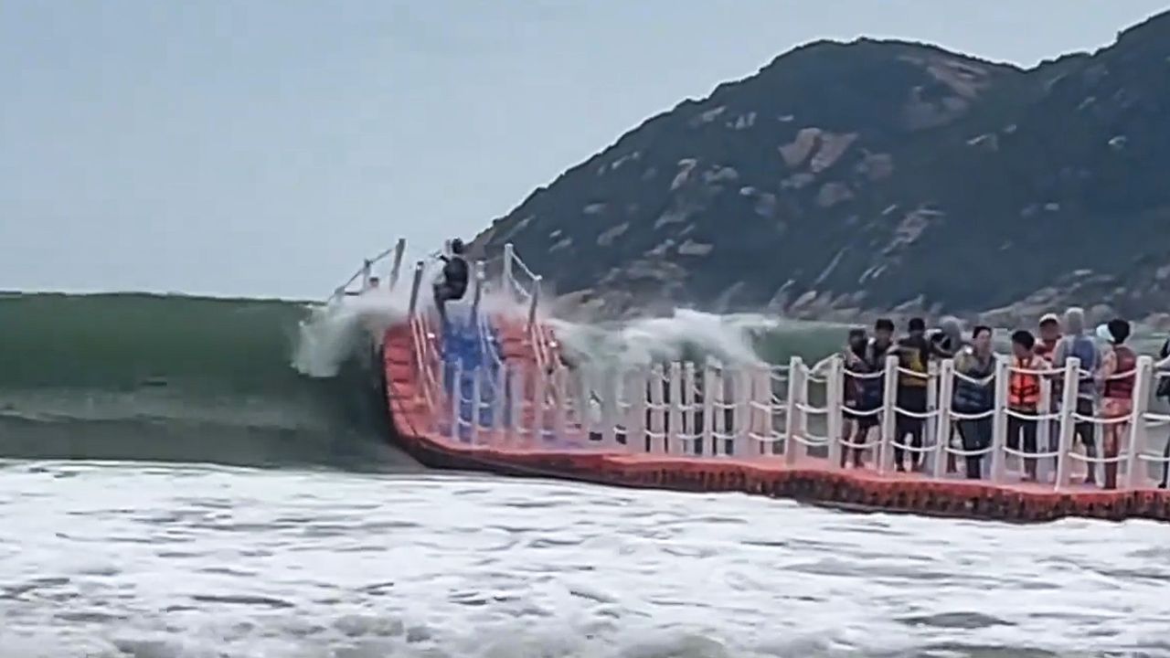 Kampf mit den Wellen: Schwimmender Steg wird fast zu Katapult