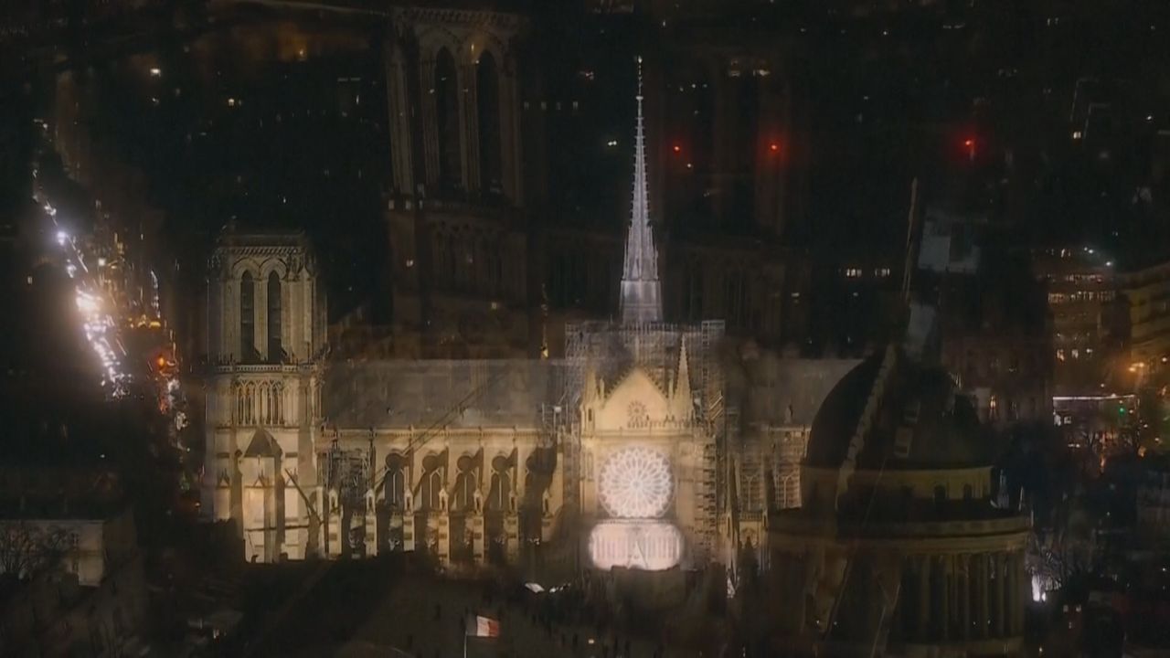Nach verheerendem Brand: Notre Dame in Paris feiert erste öffentliche Messe