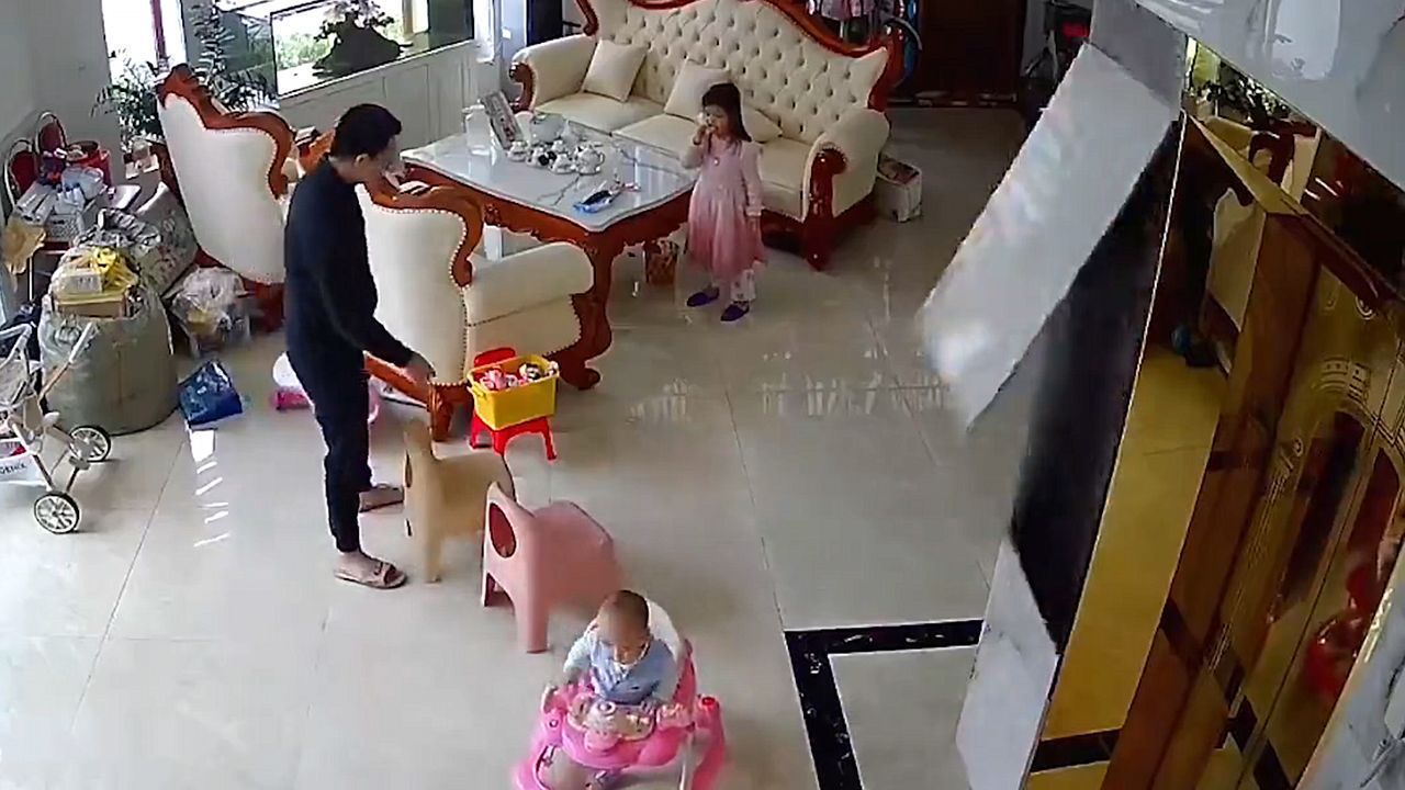 Fliesen fallen von der Wand – Baby hat riesiges Glück