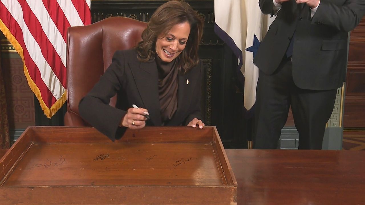 Abschied als Vizepräsidentin: Kamala Harris verewigt sich auf ihrem Schreibtisch