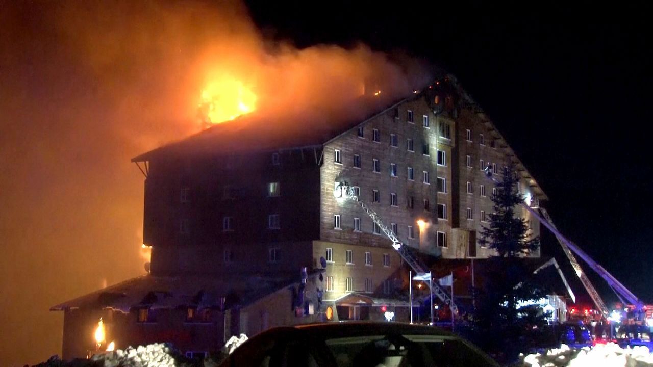 Mindestens zehn Tote: Großbrand in türkischem Skihotel ausgebrochen