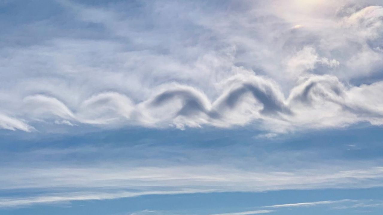 Wolken wie eine Seeschlange: Seltenes Wetterphänomen über Calgary