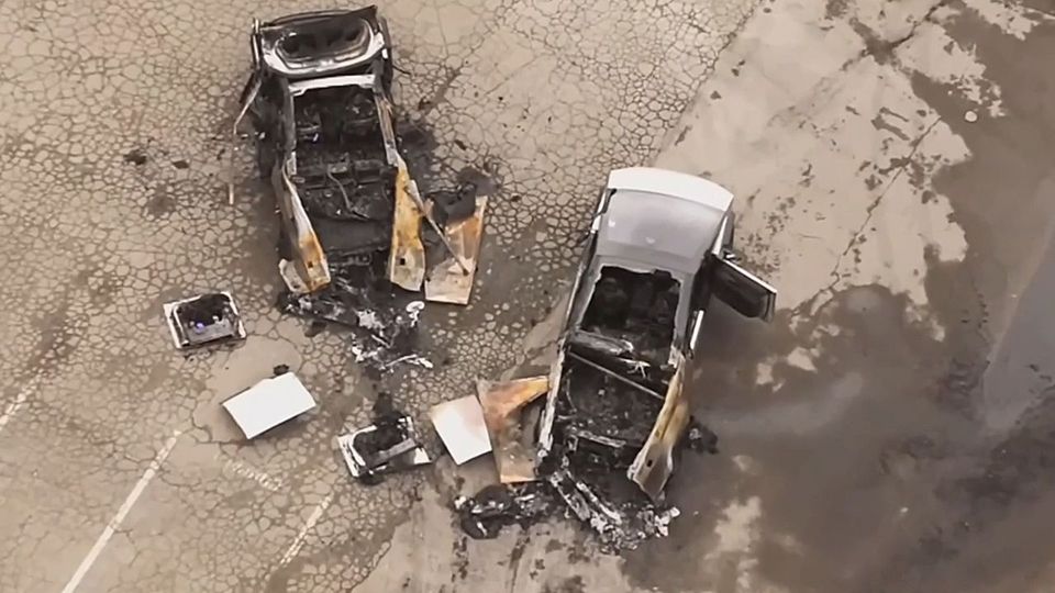 Τέσσερα αυτοκίνητα Tesla γίνονται στάχτη σε πάρκινγκ (VID)