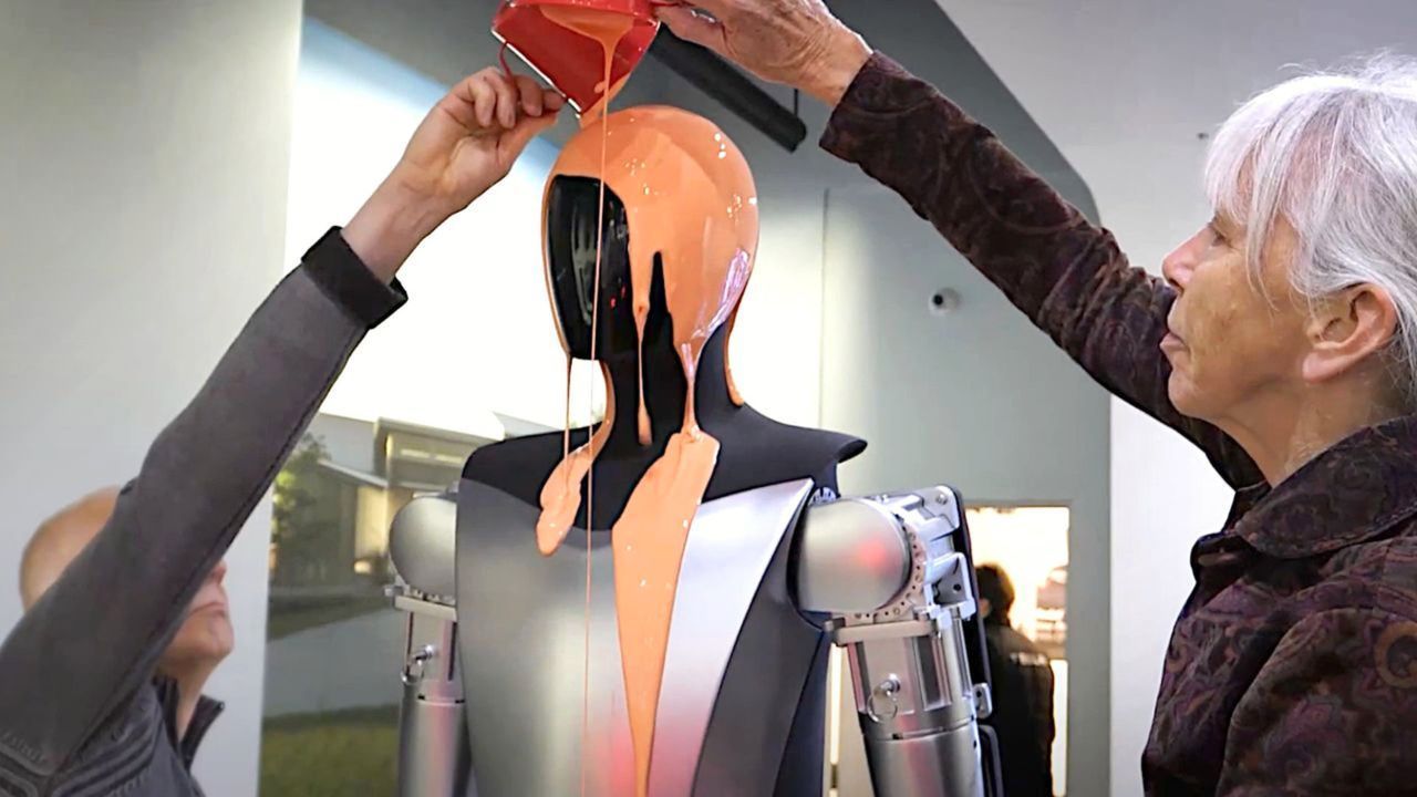 „Nazi-Roboter”: Klimaaktivisten übergießen Tesla Optimus mit Farbe