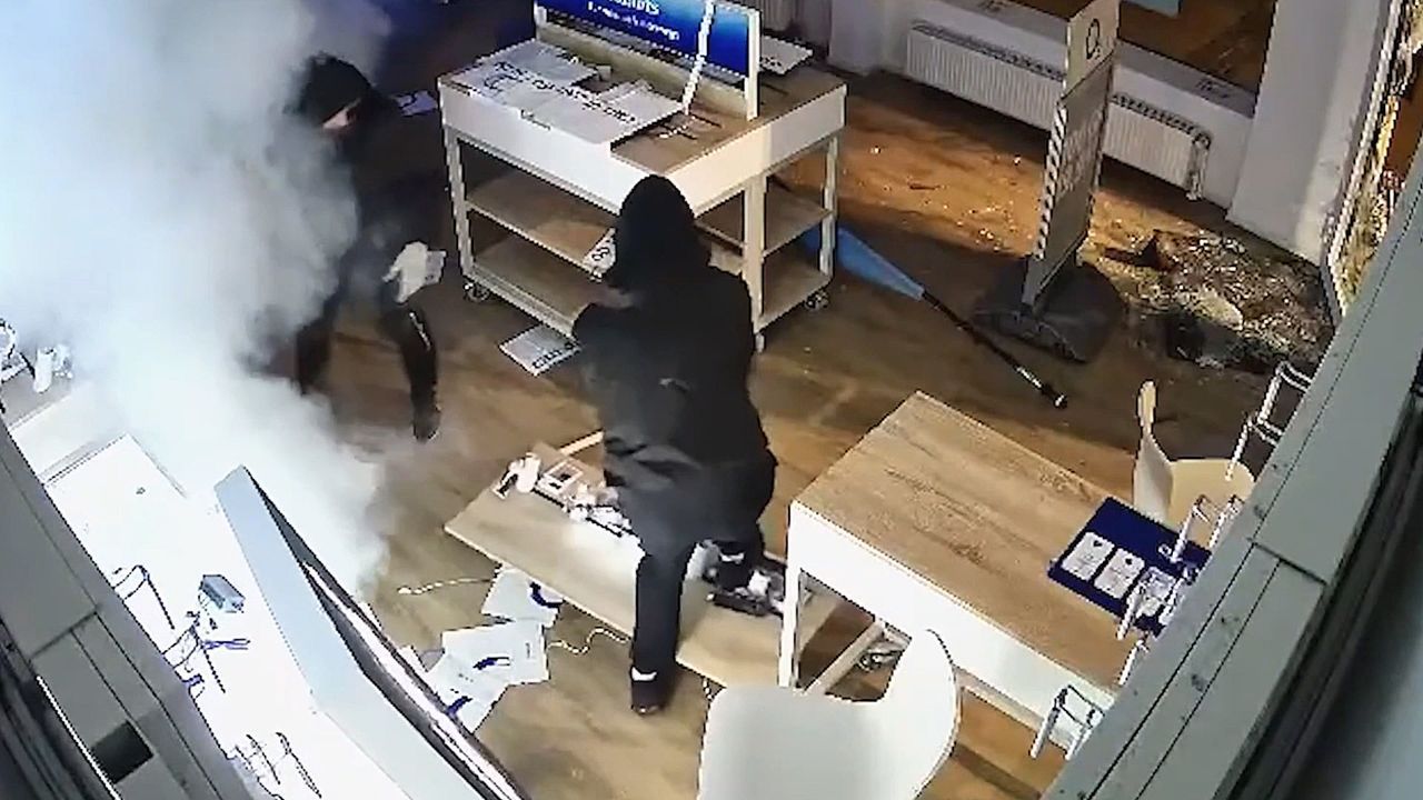 Total vernebelt: Einbrecher brechen in Handyladen ein und erleben Überraschung