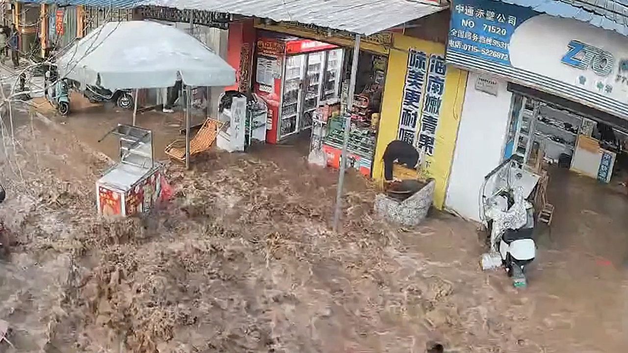 Video: Straße in Sekunden überflutet – Wasserrohrbruch in China hat dramatische Folgen