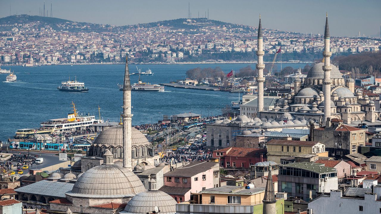 Video: Mehrere Verletzte in Istanbul: Erdbeben erschüttert Millionenmetropole