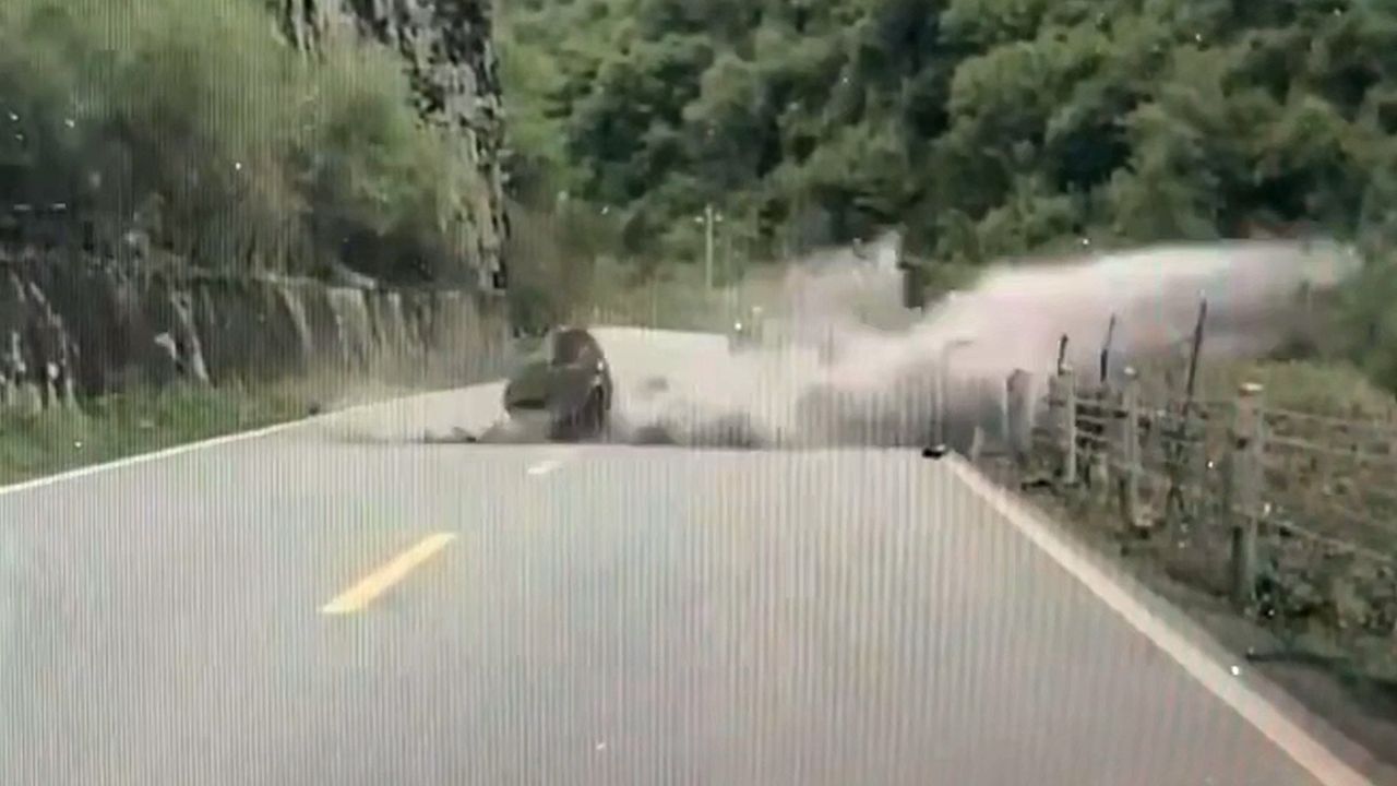 Felsbrocken stürzen auf Bergstraße in China – Fahrer stoppen im letzten Moment
