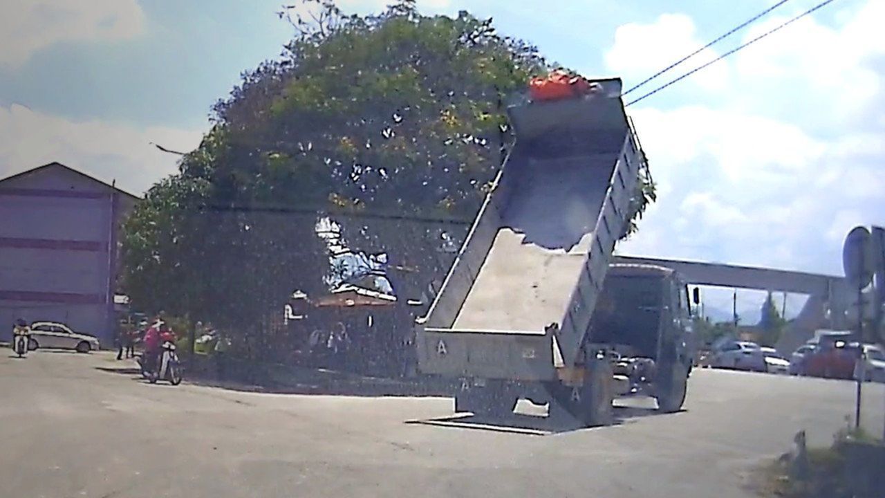 Lkw-Fahrer vergisst Ladefläche – und reißt Stromleitungen mit