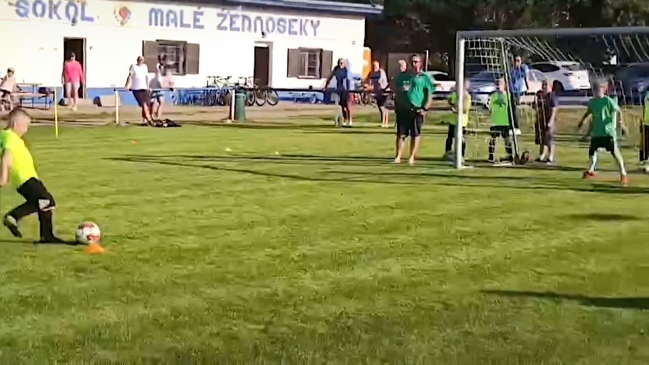 Täuschung gelungen: Fußballknirps sorgt mit frechem Elfmetertrick für Lacher