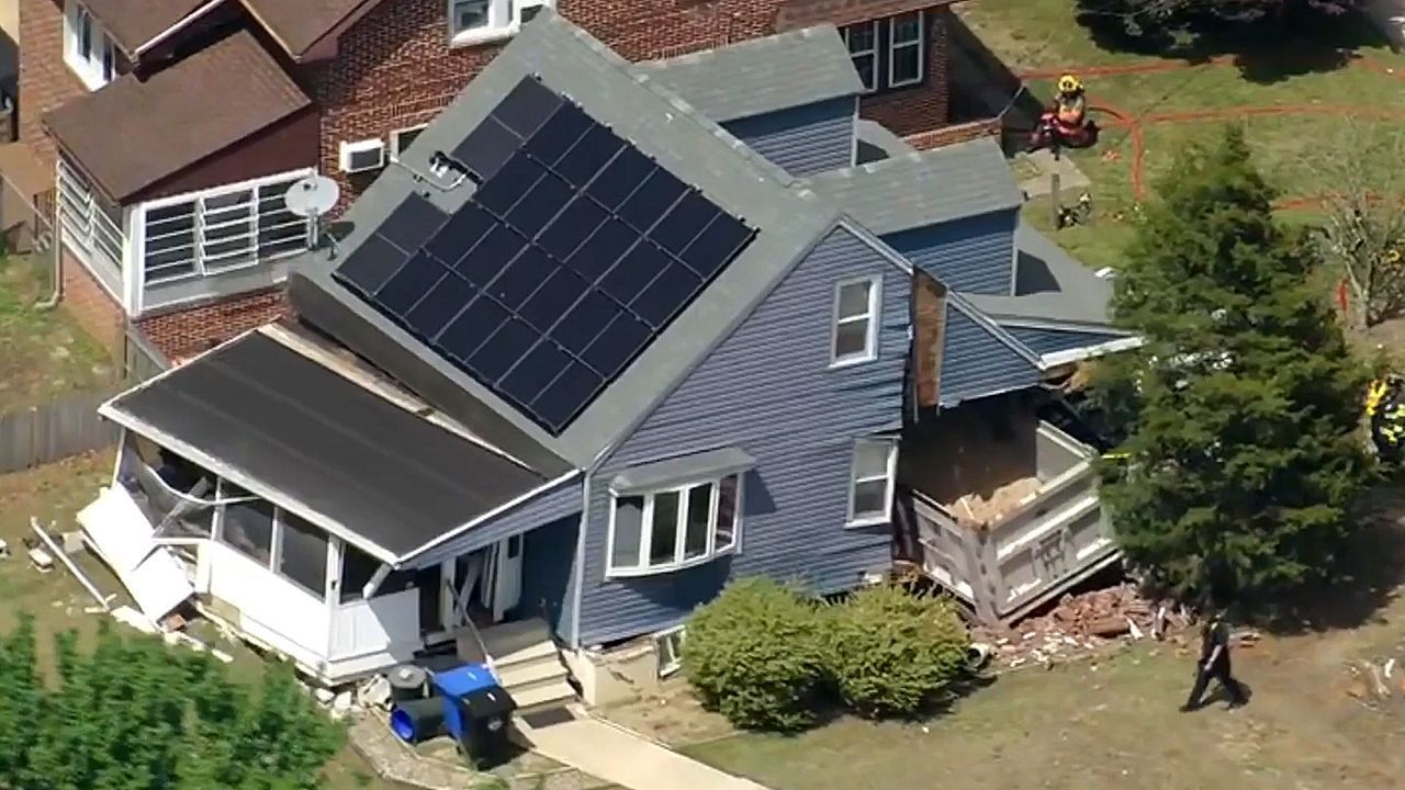 Fahrer-verliert-die-Kontrolle-Laster-kracht-in-New-Jersey-in-Wohnhaus