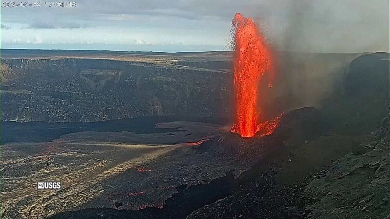 Video: Sprudelnde Lava-Fontäne: Erneute Aktivität im Kilauea-Vulkan