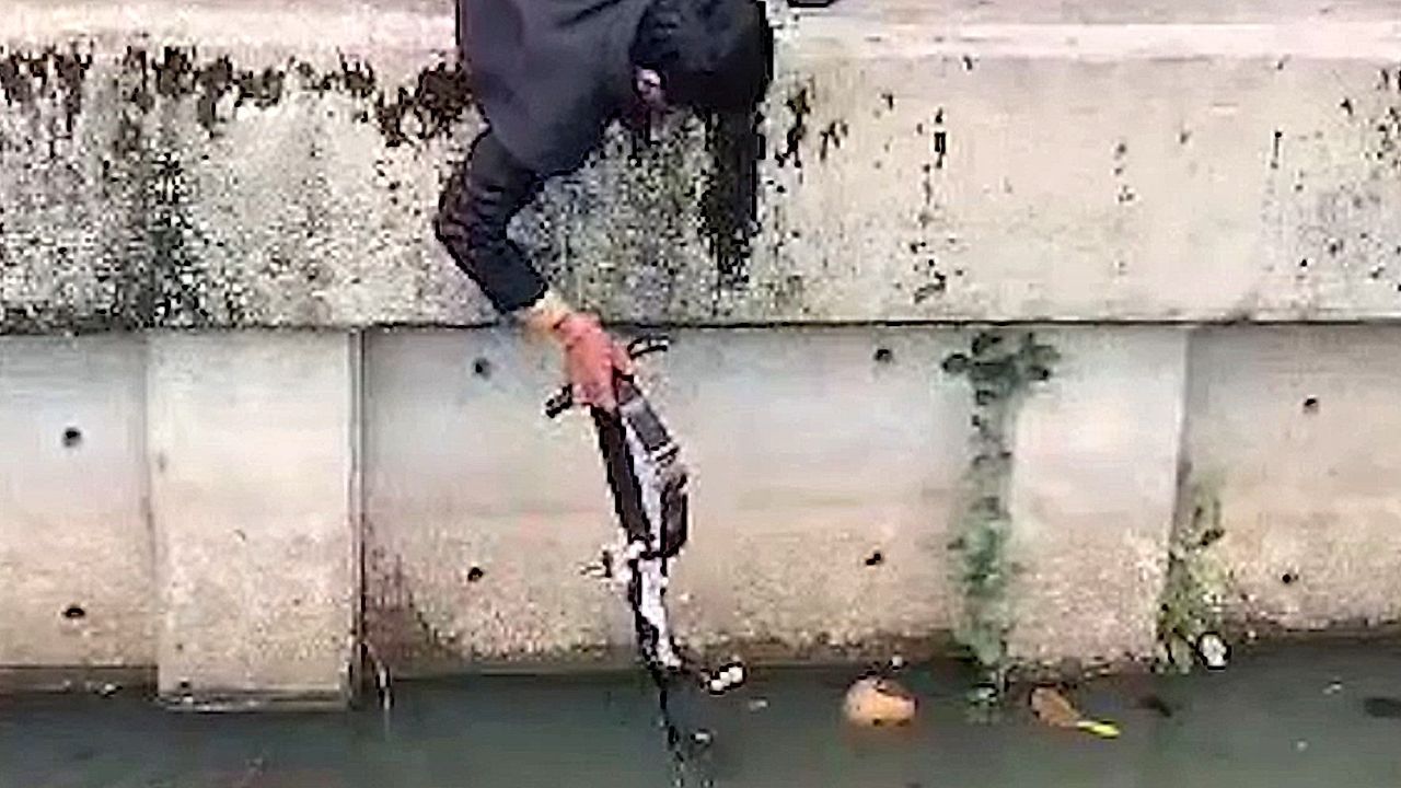 Video: Kätzchen kämpft um sein Leben: Büroangestellte retten Tierbaby aus Kanal