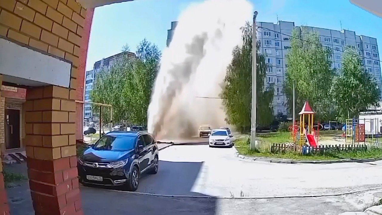“Geysir” in residential area: Water fountain shoots over 20 meters into the sky