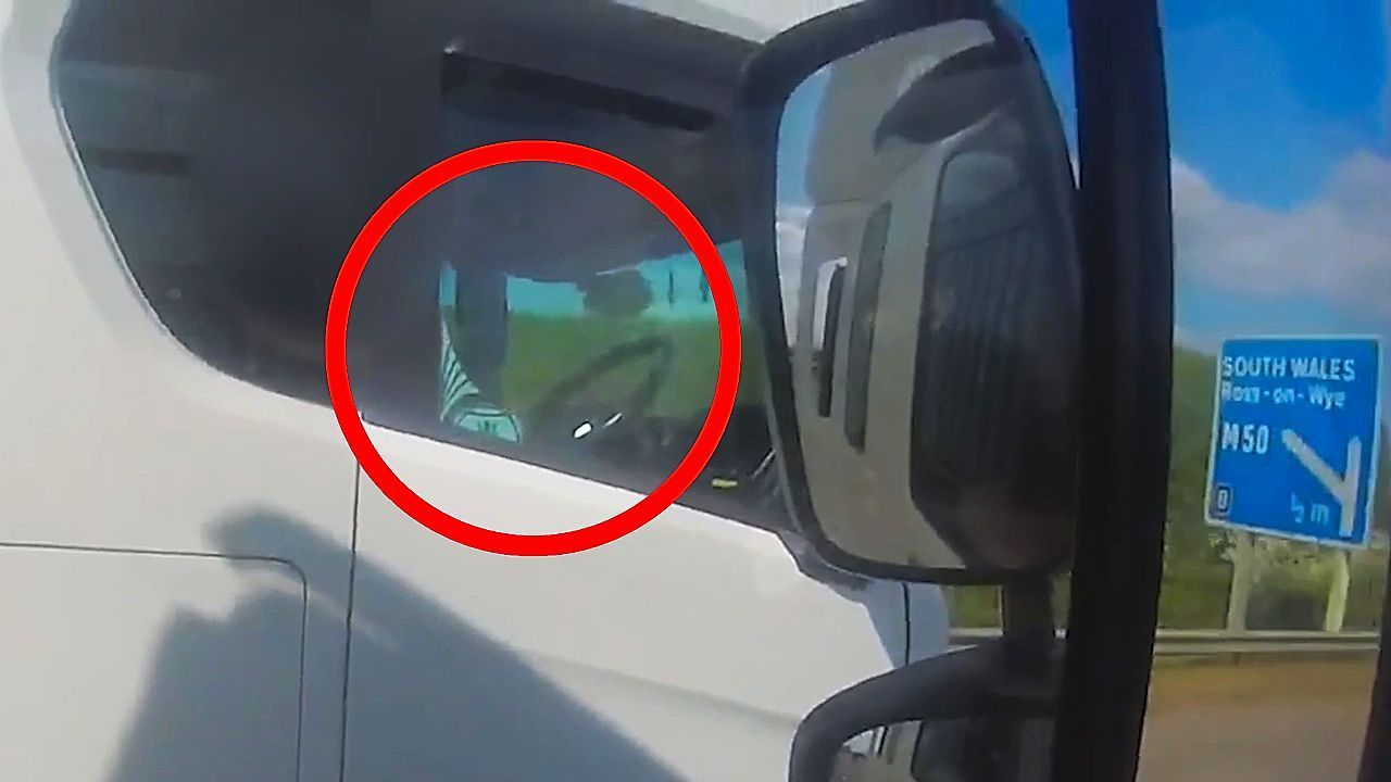 Steuer losgelassen: Lkw-Fahrer dreht sich Zigarette – Polizei filmt mit